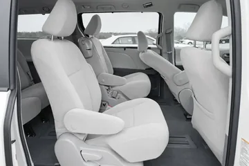 Toyota Sienna 2020 FWD rental vehicle photo 2