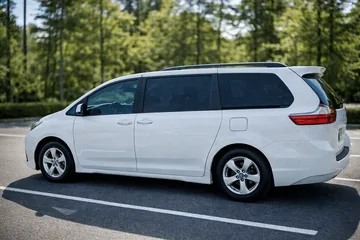 Toyota Sienna 2020 FWD rental vehicle photo 3